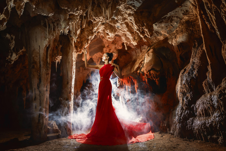 Hoa hậu H’Hen Niê tung bộ ảnh ghi lại những khoảnh khắc đẹp lung linh trong hệ thống hang động Tú Làn (tỉnh Quảng Bình).